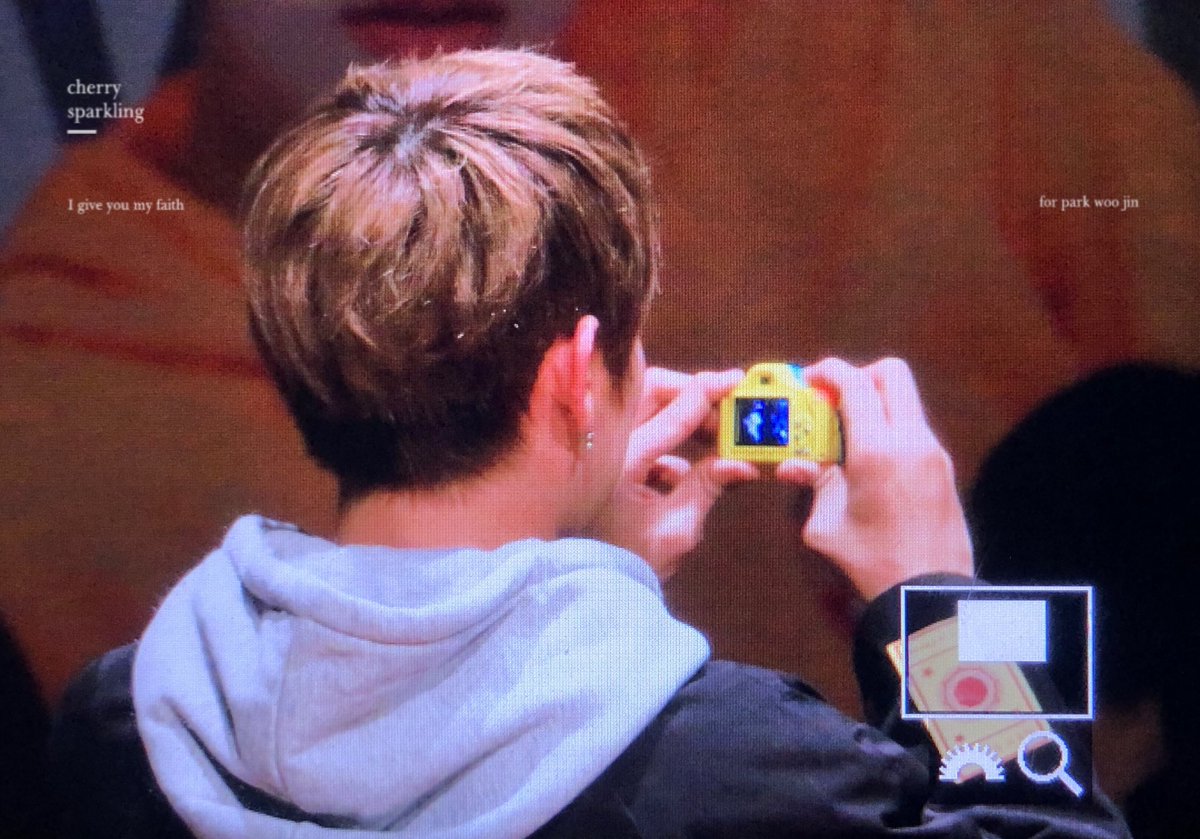 19991102_cherry's tweet photo. 181217 씨이앤 팬싸🍒✨
두 손으로 야무지게 쥐고 찍더니 지성이형한테 자랑하기 😎😎
#박우진 #우진 #워너원 https://t.co/2H4LATaivj