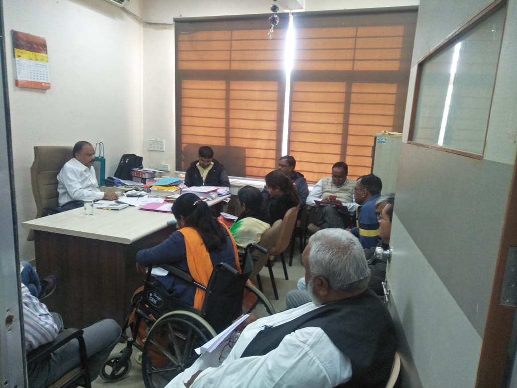 ModasaMam's tweet photo. માનનીય કલેકટર સાહેબ ના અધ્યક્ષ સ્થાને મોડાસા તાલુકામાં યોજાયેલ રાત્રિ મુકામ કાર્યક્રમ દરમિયાન રજૂ થયેલ પ્રશ્નોના નિકાલ માટે આજે મામલતદાર કચેરીએ સમીક્ષા બેઠક  યોજી https://t.co/WjtSuRH70T