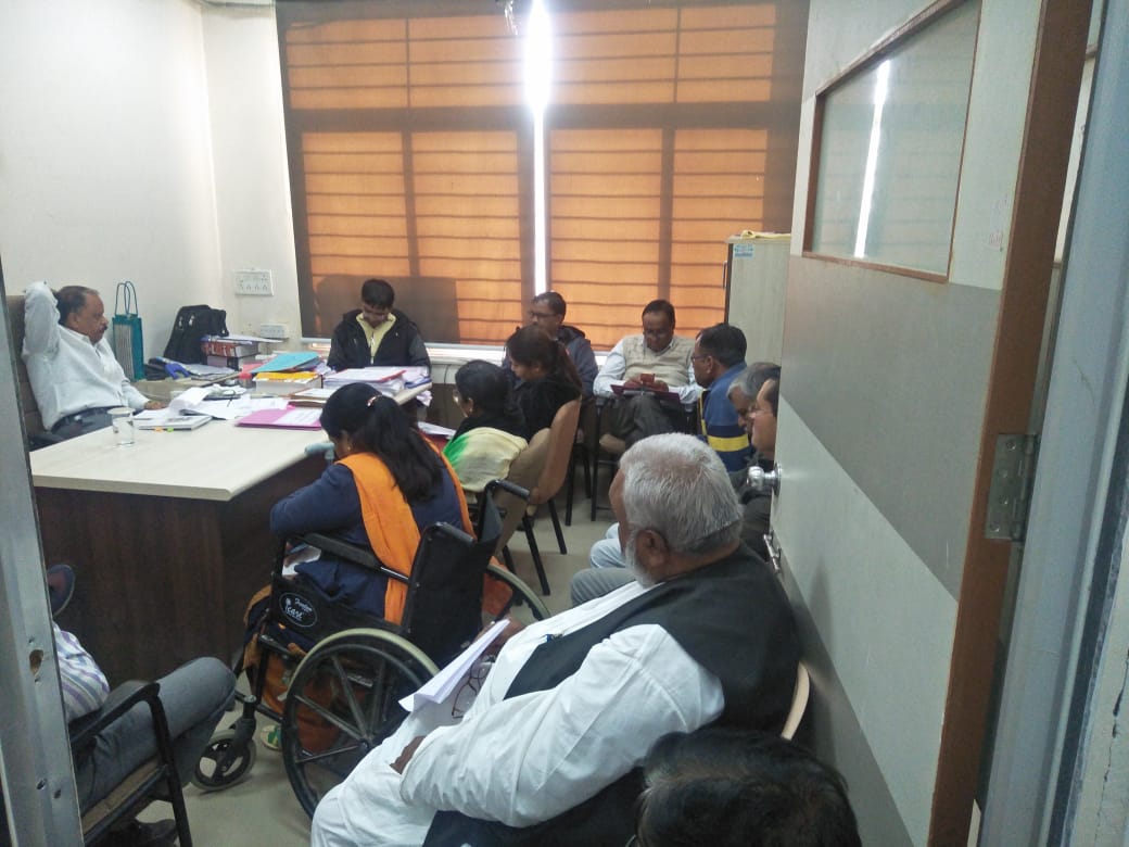 ModasaMam's tweet photo. માનનીય કલેકટર સાહેબ ના અધ્યક્ષ સ્થાને મોડાસા તાલુકામાં યોજાયેલ રાત્રિ મુકામ કાર્યક્રમ દરમિયાન રજૂ થયેલ પ્રશ્નોના નિકાલ માટે આજે મામલતદાર કચેરીએ સમીક્ષા બેઠક  યોજી https://t.co/WjtSuRH70T