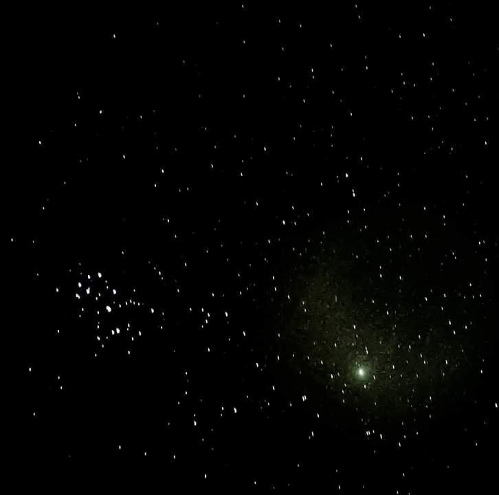 perezmaale's tweet image. Cometa Wirtanen y las Pleyades tomadas desde Medellín con lente 55 200 a 100 mm. Apilado en #deepSkyStacker