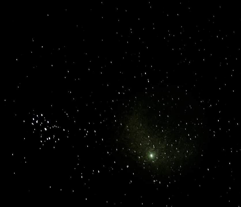 perezmaale's tweet image. Cometa Wirtanen y las Pleyades tomadas desde Medellín con lente 55 200 a 100 mm. Apilado en #deepSkyStacker