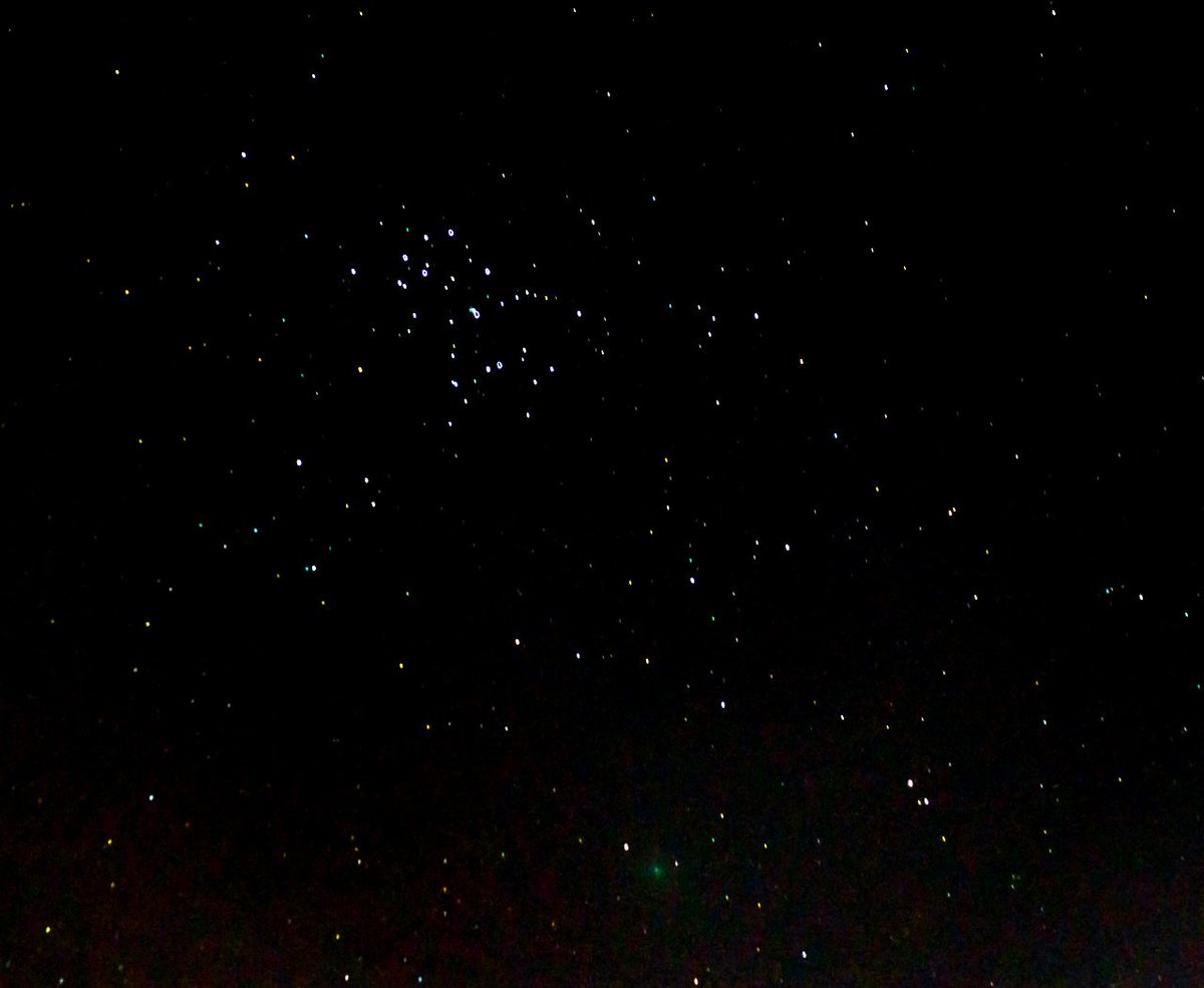 perezmaale's tweet image. Cometa Wirtanen y las Pleyades tomadas desde Medellín con lente 55 200 a 100 mm. Apilado en #deepSkyStacker