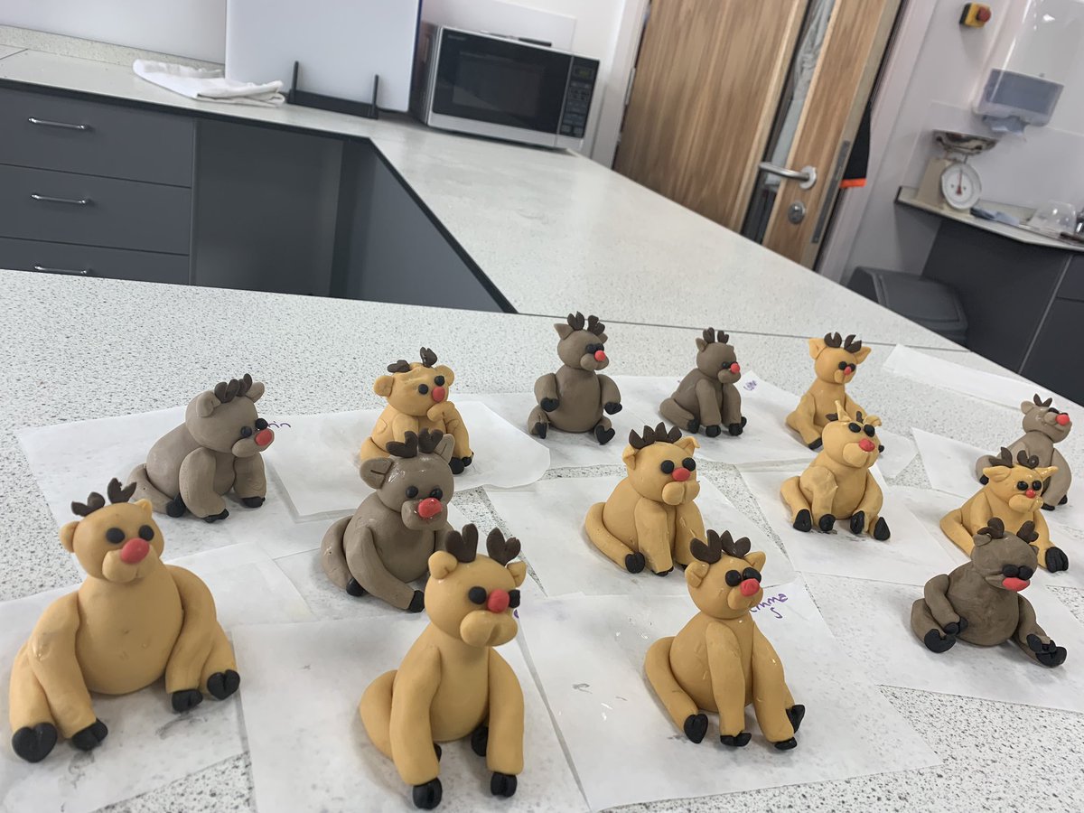 Food_WhitbyHigh's tweet photo. Year 9 Hospitality and Catering pupils enjoyed their workshop this morning with @sugarwhizz thank you again for coming in 🦌🎄🧁🐾 https://t.co/S4nHbXBVJn