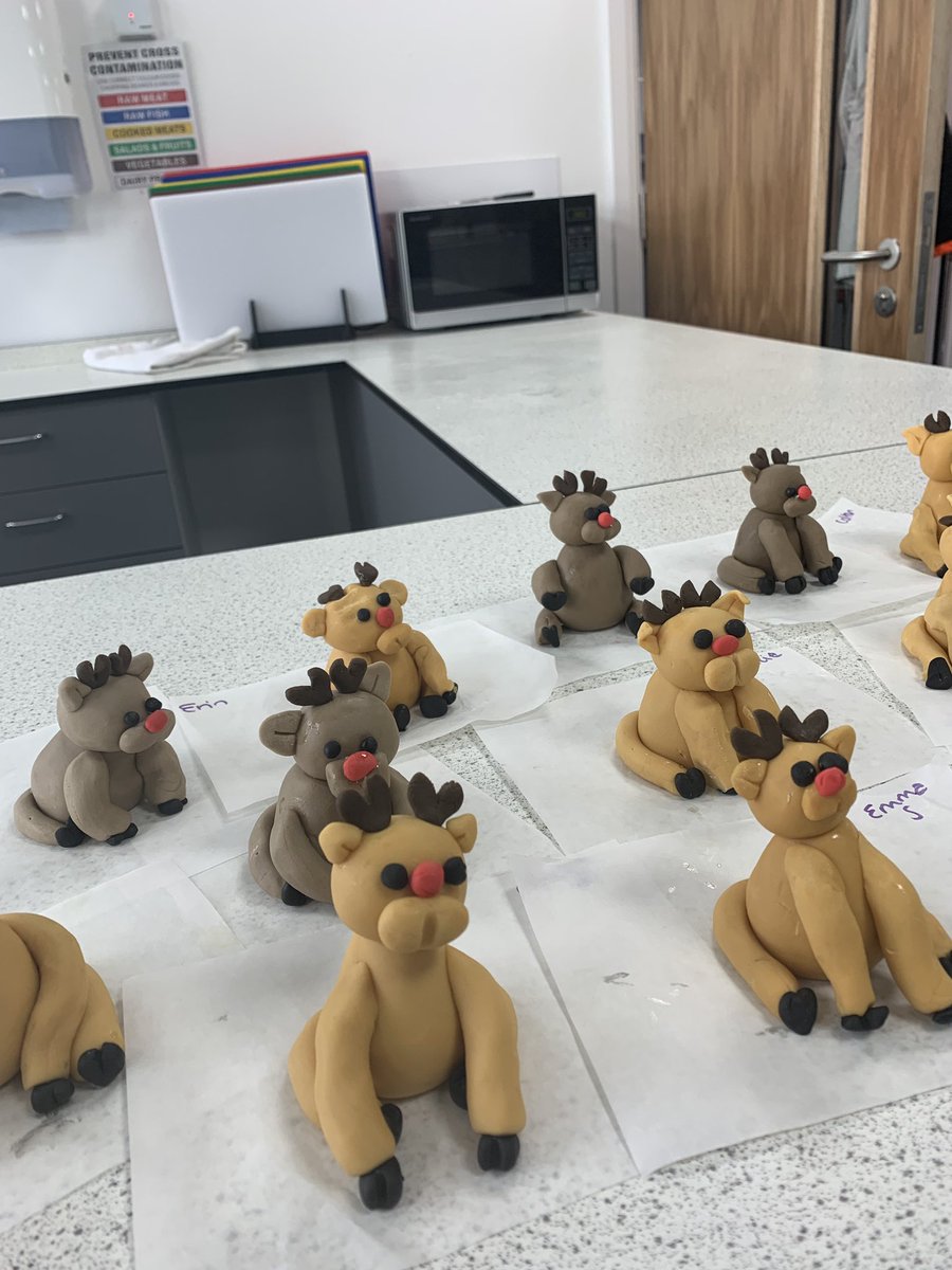 Food_WhitbyHigh's tweet photo. Year 9 Hospitality and Catering pupils enjoyed their workshop this morning with @sugarwhizz thank you again for coming in 🦌🎄🧁🐾 https://t.co/S4nHbXBVJn