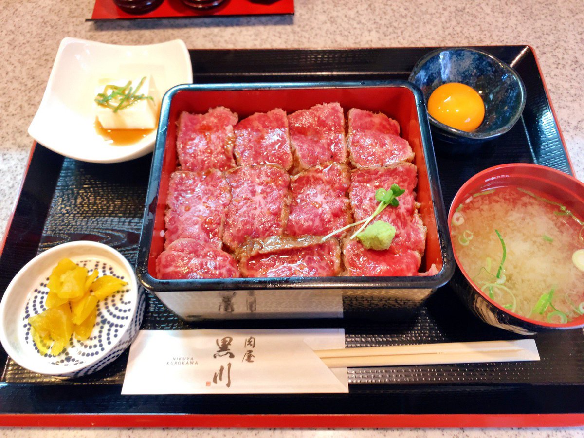 muni_gurume's tweet photo. 【肉屋 黒川】
@京都：宇治駅から徒歩4分

表面がツヤツヤ輝く和牛ステーキ重を食べられるお店。
驚くほど柔らかい食感の和牛が、お重全体に広がっており自家製ソースがしっかり染み込んでいます🎶
人気トッピングの卵黄と一緒に食べるとまろやかさが増します✨
山椒をかけて味の変化も楽しめます！ https://t.co/gW8KrDWvtP