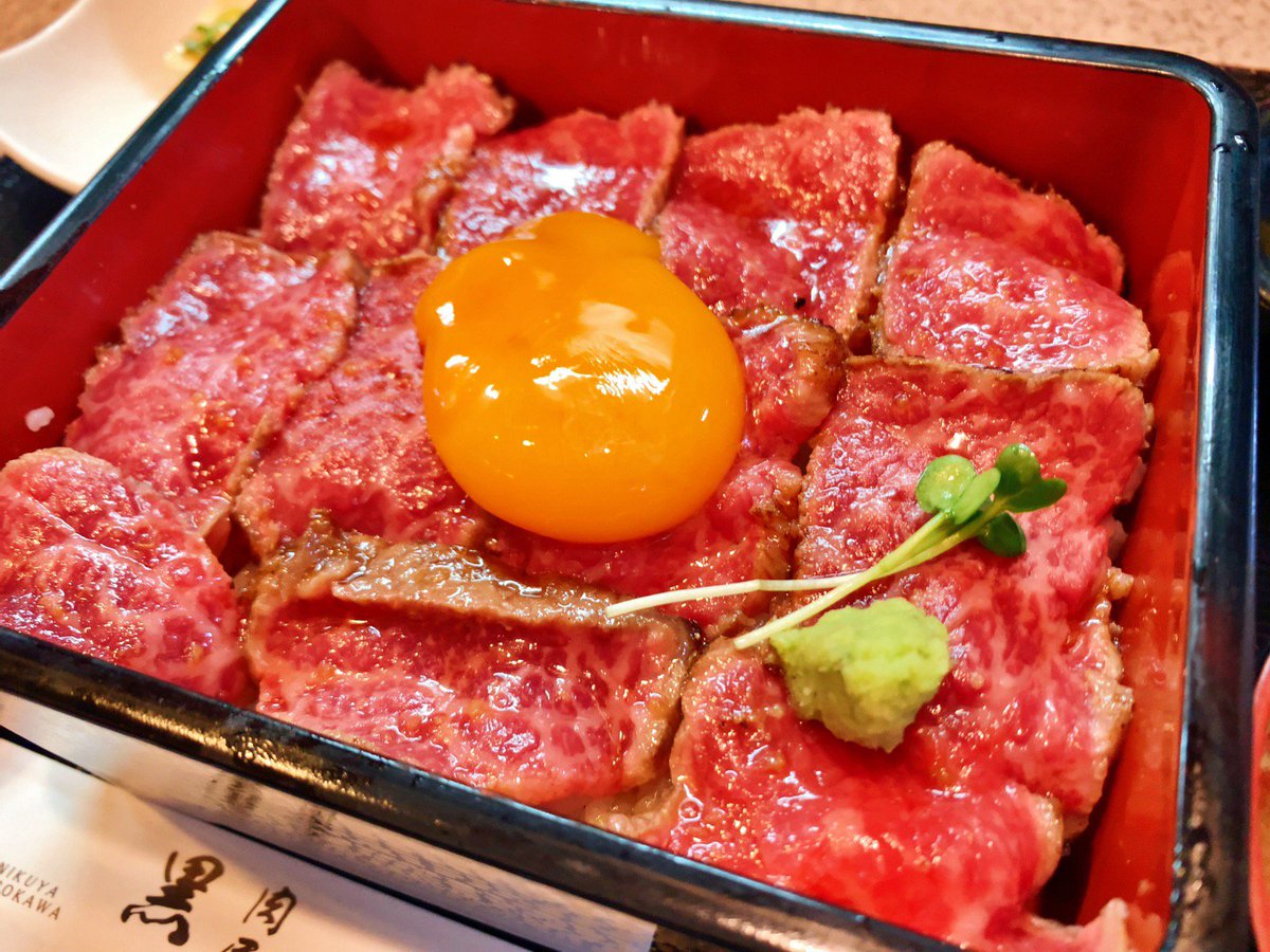 muni_gurume's tweet photo. 【肉屋 黒川】
@京都：宇治駅から徒歩4分

表面がツヤツヤ輝く和牛ステーキ重を食べられるお店。
驚くほど柔らかい食感の和牛が、お重全体に広がっており自家製ソースがしっかり染み込んでいます🎶
人気トッピングの卵黄と一緒に食べるとまろやかさが増します✨
山椒をかけて味の変化も楽しめます！ https://t.co/gW8KrDWvtP