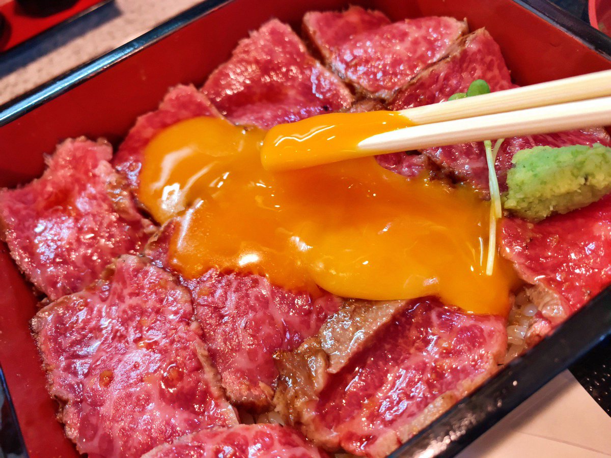 muni_gurume's tweet photo. 【肉屋 黒川】
@京都：宇治駅から徒歩4分

表面がツヤツヤ輝く和牛ステーキ重を食べられるお店。
驚くほど柔らかい食感の和牛が、お重全体に広がっており自家製ソースがしっかり染み込んでいます🎶
人気トッピングの卵黄と一緒に食べるとまろやかさが増します✨
山椒をかけて味の変化も楽しめます！ https://t.co/gW8KrDWvtP