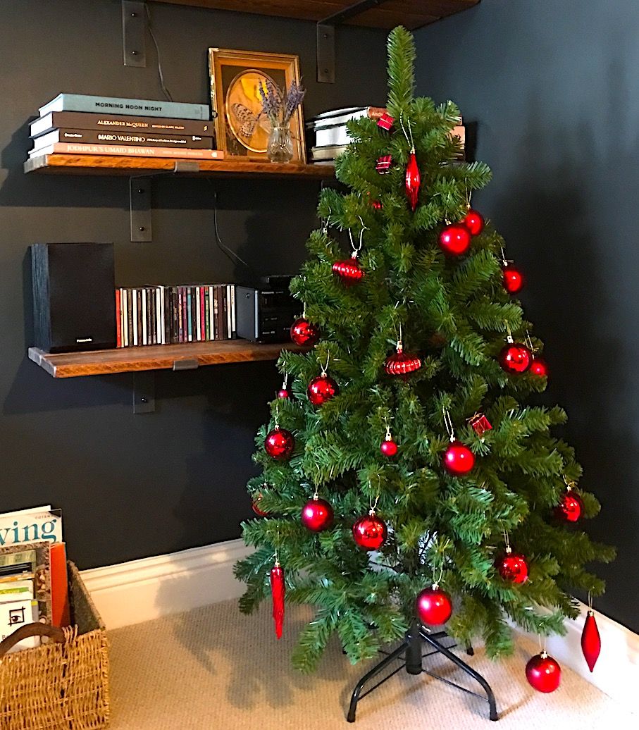 CotswoldPlace's tweet photo. Xmas at #CotswoldPlace! Our #christmastree went up last week ready for all our guests. Also a lovely wreath box of Cotswold treats #mincepies &amp; crackers. Still some space in Jan! #cirencester #cirencesterhotel #cotswoldbreak #selfcatering #holidaylet #cotswold #cotswolds #airbnb https://t.co/Mk1GuFHW2G