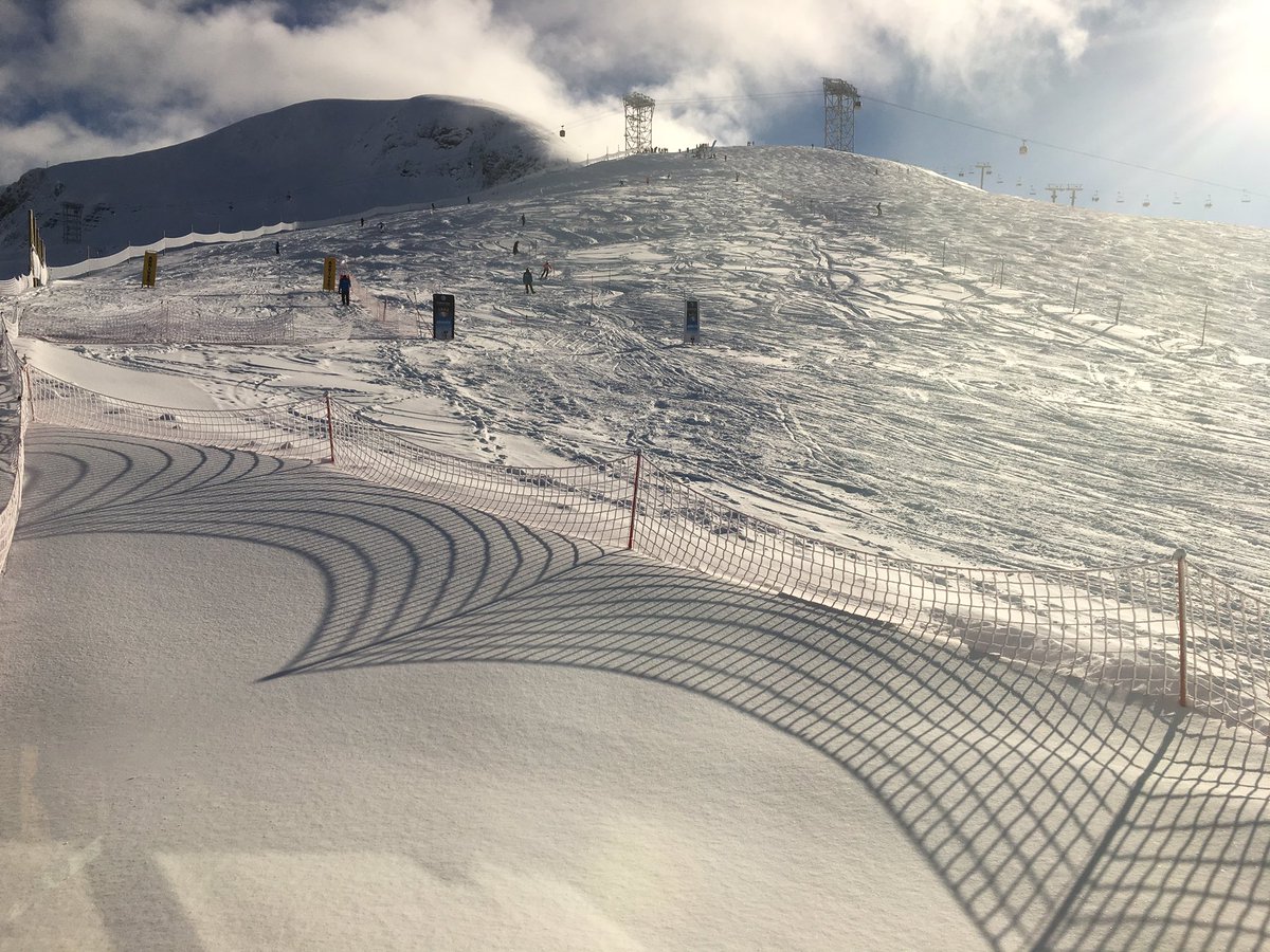 SchoolSkiChamps's tweet photo. The sun’s out 😅😅 #slalom #isc2018 https://t.co/popheqnImr