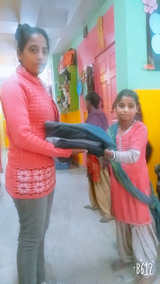 Ek_Sankalp's tweet photo. #Ekankalp: We are grateful to #Mrs_Anita for making her presence and distributing clothes to these marginalized kids at one of our associated school - Foundations Play School, Indirapuram, Ghaziabad.
#NewCloth #Donation #UnderprivelegedChildren #Indirapuram #Ghaziabad #Charity https://t.co/Pgx7Mr6jDb