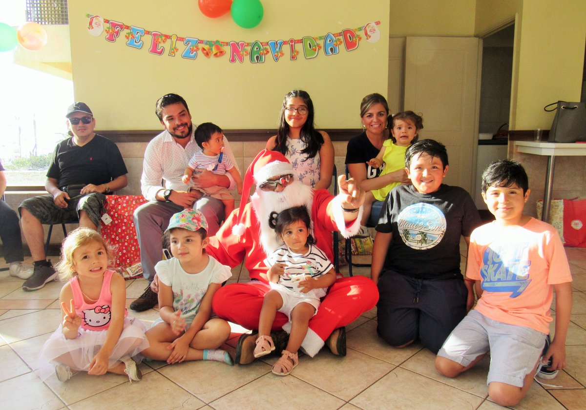 CorfoTarapaca's tweet photo. @Corfo  #Tarapacá realizó la Fiesta Navidad de los funcionarios y sus respectivos hijos, trayendo consigo un mensaje de paz y amor. En esta oportunidad, entregamos los mejores deseos a la comunidad regional y beneficiarios en esta especial fecha #CorfoEnMovimiento @CesarVillanuV https://t.co/HGo4lLtdAK
