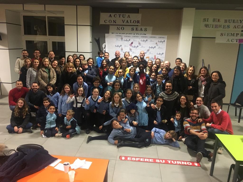 escuelassj's tweet photo. Sesión con las familias para celebrar estas fechas tan especiales. #Juntos Siempre somos MÁS #ContigoMas #FelizNavidad #BonNadal https://t.co/4pxHOcJ4Zb