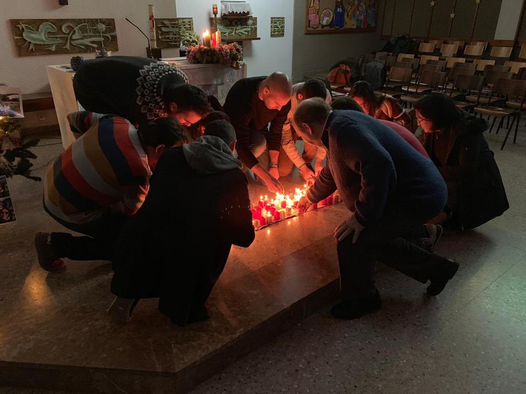 escuelassj's tweet photo. Sesión con las familias para celebrar estas fechas tan especiales. #Juntos Siempre somos MÁS #ContigoMas #FelizNavidad #BonNadal https://t.co/4pxHOcJ4Zb