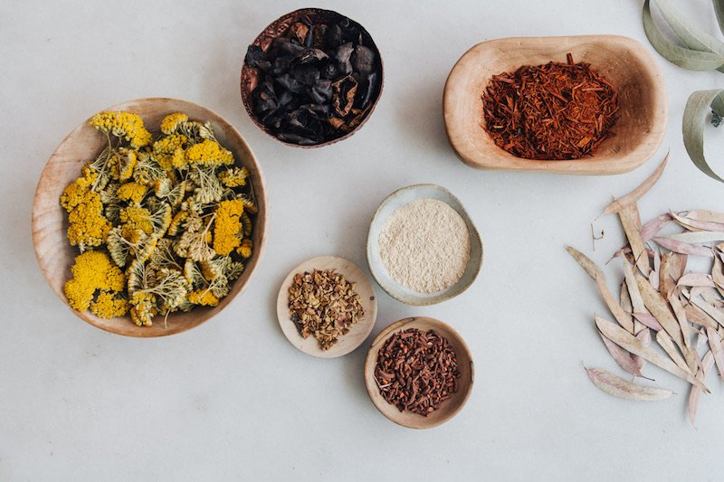 Pétalos, raíces, hojas, cortezas… plantas y flores que recolectan para crear tintes botánicos de origen natural para sus tejidos. Os contamos a cerca de este proyecto de artesanía contemporánea en singularesmag.com/magazine/23/#a…