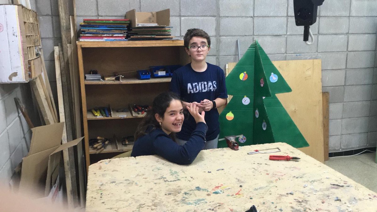 AulaSta's tweet photo. Hoy a soldar y codificar la caja fuerte del taller de creatividad para 1 ESO https://t.co/LjeRdmHEZr