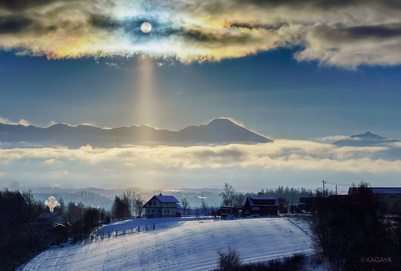 Kagaya 彩雲とサンピラーに彩られた北海道の朝 太陽のまわりの色づいた雲が彩雲 太陽から下に伸びた光がサンピラー 太陽柱 です わたしのまわりにはダイヤモンドダストがキラキラと舞っていました 先日北海道にて撮影 T Co Fgnqeyy9ny