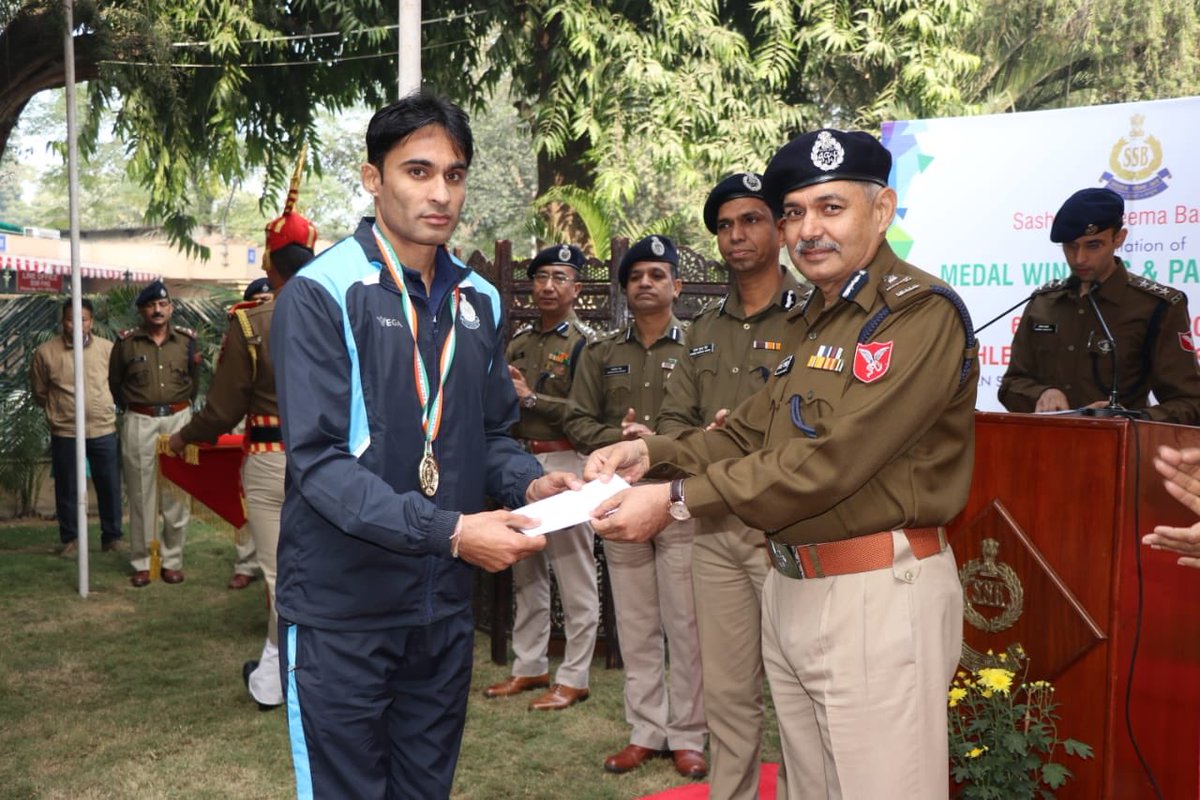 SSB_INDIA's tweet photo. #SSBRocks
#MedalWinners
In a ceremony held at FHQ today, the DG congratulated & felicitated all the sportspersons, who won medals and participated in the 67th All India Police Athletics Championship-2018. We are proud of the stellar performance by our athletes.... https://t.co/xll7jHlEHO