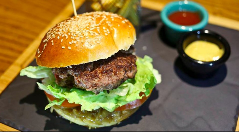 ¿Dónde están esos amantes de las hamburguesas? 😍🍔 A veces las recetas clásicas son las más deliciosas #Elcanorestaurante