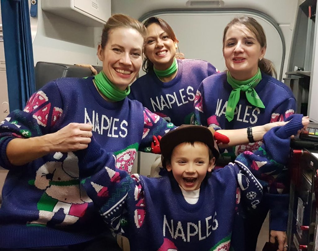 transaviaFR's tweet photo. Pour la journée internationale des pulls moches, c’était tenue correcte non-exigée pour nos PNC 😎 https://t.co/cnPKQK27Kb