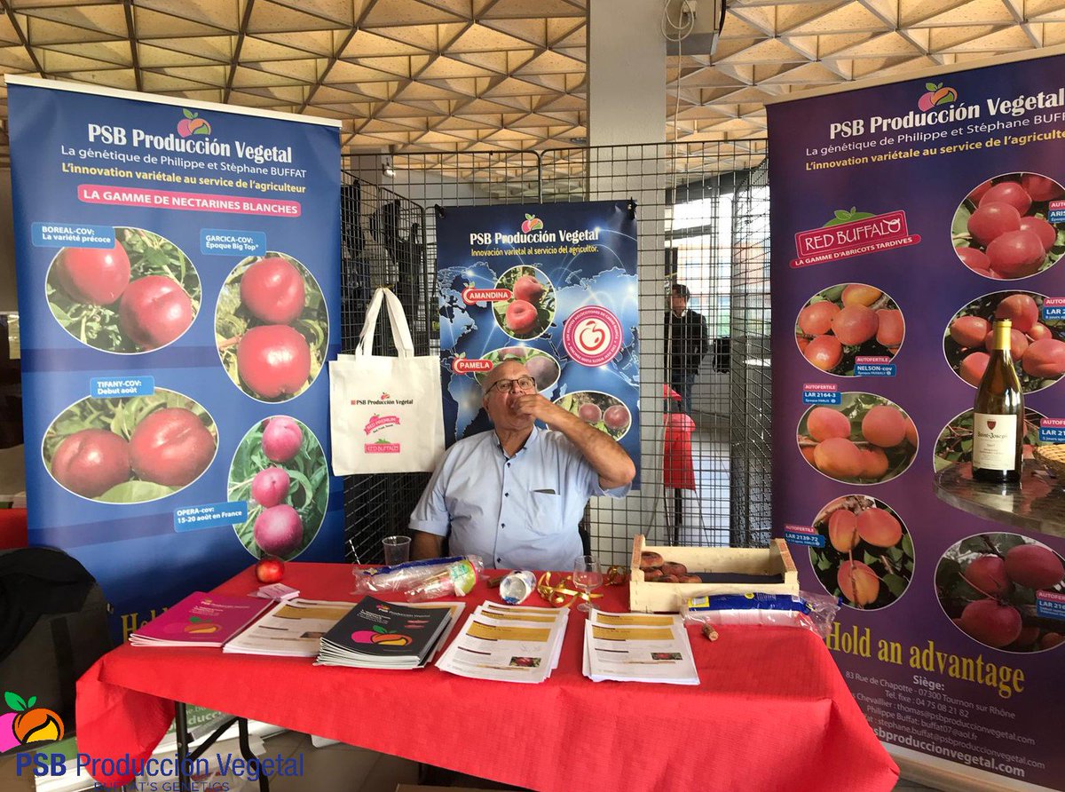 PSBProduccionV's tweet photo. Aujourd’hui on a des photos de l’évènement du mardi dernier organisé par l’association Fruits Plus, où on avait des variétés PSB venues de l’Afrique du Sud !
#Fruitsplus #Arboriculture #Abricot #Pêche #RhôneAlpes @PSBProduccionV https://t.co/Gl2XKXdg4W