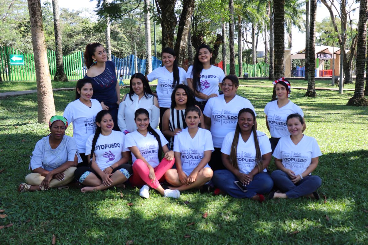 MmYoPuedo's tweet photo. Culminamos nuestro año 2018 con un #PicnicAncestral Porque aprender una de la otra es uno de los poderes de la #Sororidad Que venga un 2019 de #PoderFemenino @soyjovecolombia @SJeimy:@UNFPAColombia//m.facebook.com/story.php?story_fbid=686123665122356&amp;id=208929482841779 https://t.co/sgn7SCYnAq