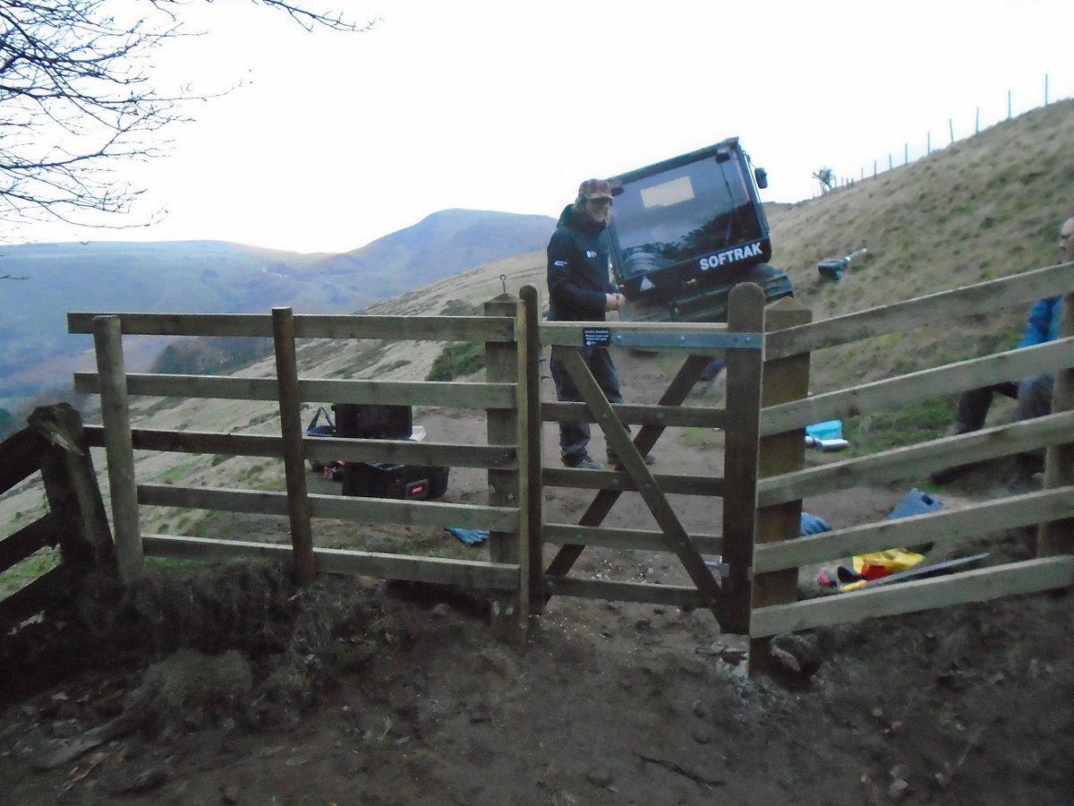 peakdistrict's tweet photo. #MondayMotivation - our #NationalPark rangers do it in 'stile' - out and about on the Mam Tor ridge repairing your trails, just in time to burn off that #Christmas dinner! Keeping a light touch with our specialist #softrack to help get the job done 👍@columbia_eu #TestedTough https://t.co/WRQKEiTA3T