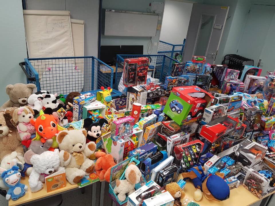 CHChateaurouxLB's tweet photo. Merci les motards de l’Indre pour cette grande collecte de jouets au profit de l’association « Un cadeau des sourires » qui offre des jouets aux enfants hospitalisés au @CHChateaurouxLB : la hotte est encore très remplie cette année ! https://t.co/FVkJSaVwL6 https://t.co/94nw7ZcUfE
