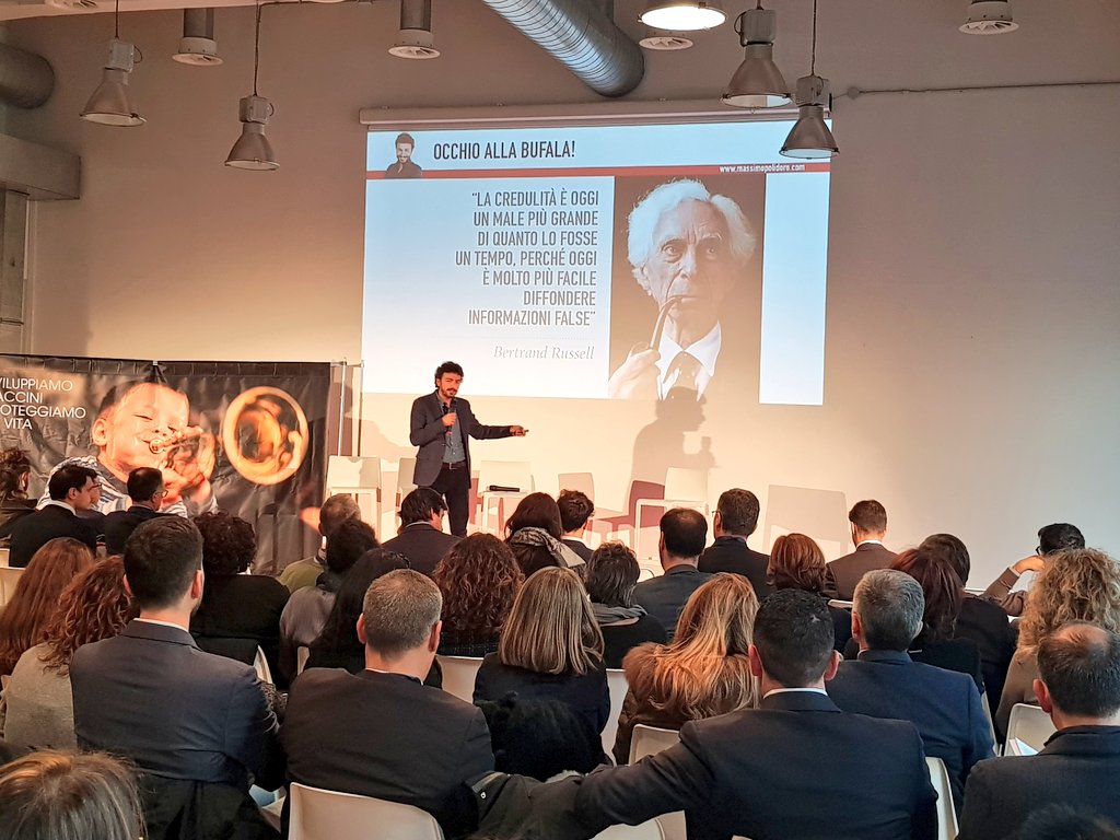 Perché crediamo alle #fakenews? E come orientarci sui temi di salute online e sui social? Ce ne parla <a href="/massimopolidoro/">Massimo Polidoro</a> live dal Palaghiaccio di Milano sala Carroponte #SIOS18 #PerchéSì <a href="/mariomerlo72/">Mario Merlo</a> <a href="/sgarbossachiara/">Chiara Sgarbossa</a>