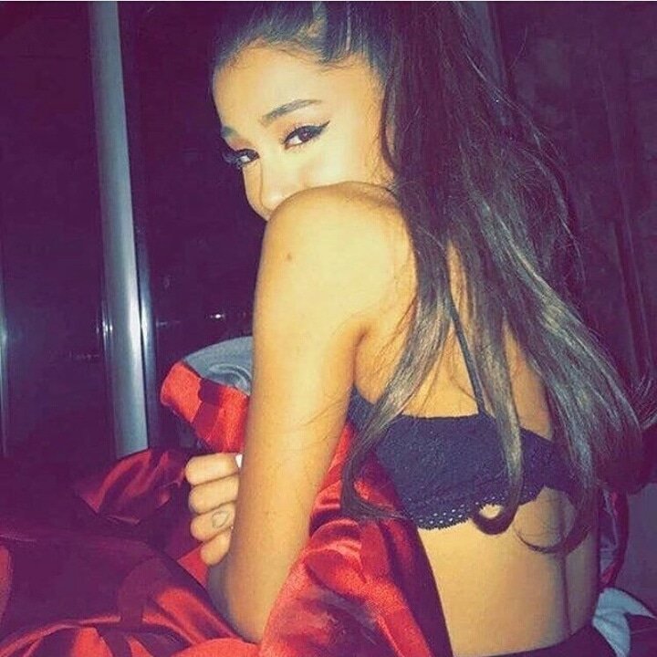 Sheesh_93's tweet photo. Everyone is going to see Ariana and is happy as fuck and me ? I can't go because I can't leave my bed! That's so unfair 😭 I'm so sad since days... #FuckCancer 💔 I hate my life 😭😭😭💔 https://t.co/YPrONxQsge