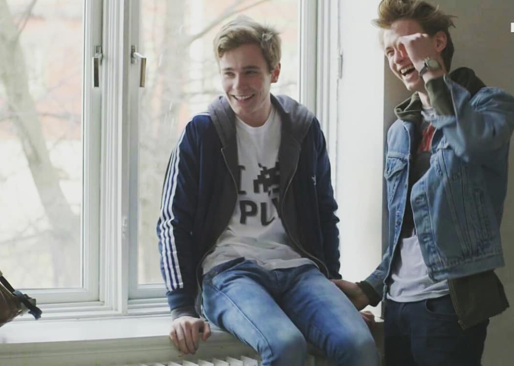 minyard_day's tweet photo. *tarjei se ríe nervioso y se aleja de henrik*
henrik: te convertiste en una niña pequeña cuando te empecé a besar
tarjei: no estaba listo para la acción del cuello https://t.co/RzYaxu8YHT