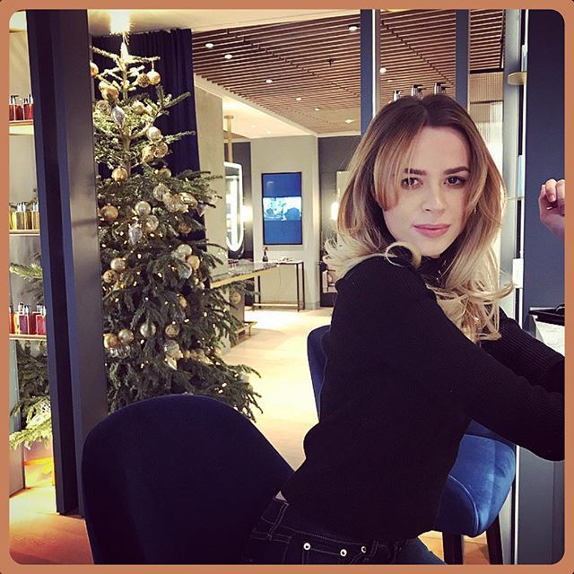 PaulEdmonds217's tweet photo. British Model & Ambassador @the_bhf @oliviaarben visited us for a Christmas ready redo!✨ Olivia saw @lorealpro #colourtrophy #risingstar award winner Taylor for balayage & for a bouncy glamorous blow dry by Lukas using @shuuemura_artofhair #bbcream D… https://t.co/dcTnZ2wkxu https://t.co/5Wc9sD8YPT