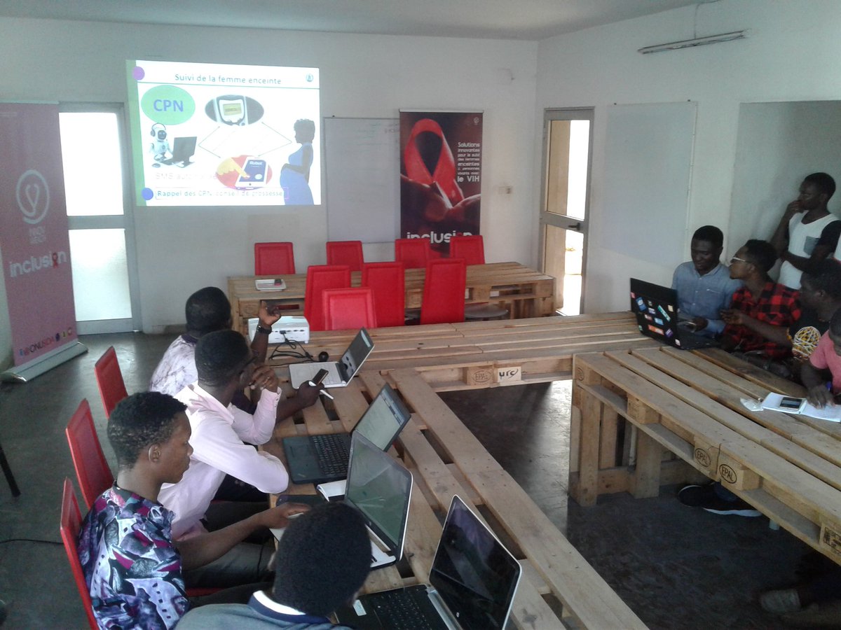 e4health_'s tweet photo. Jour 1 du #Hackathon #Innov4Health à @woelab Zéro premier jury intermédiaire les candidats présentent leurs #solutions et recoivent des retours des mentors #inclusion @PnudTogo @MpenTG @cinalawson @senamekoffi https://t.co/MKv3PZw3As