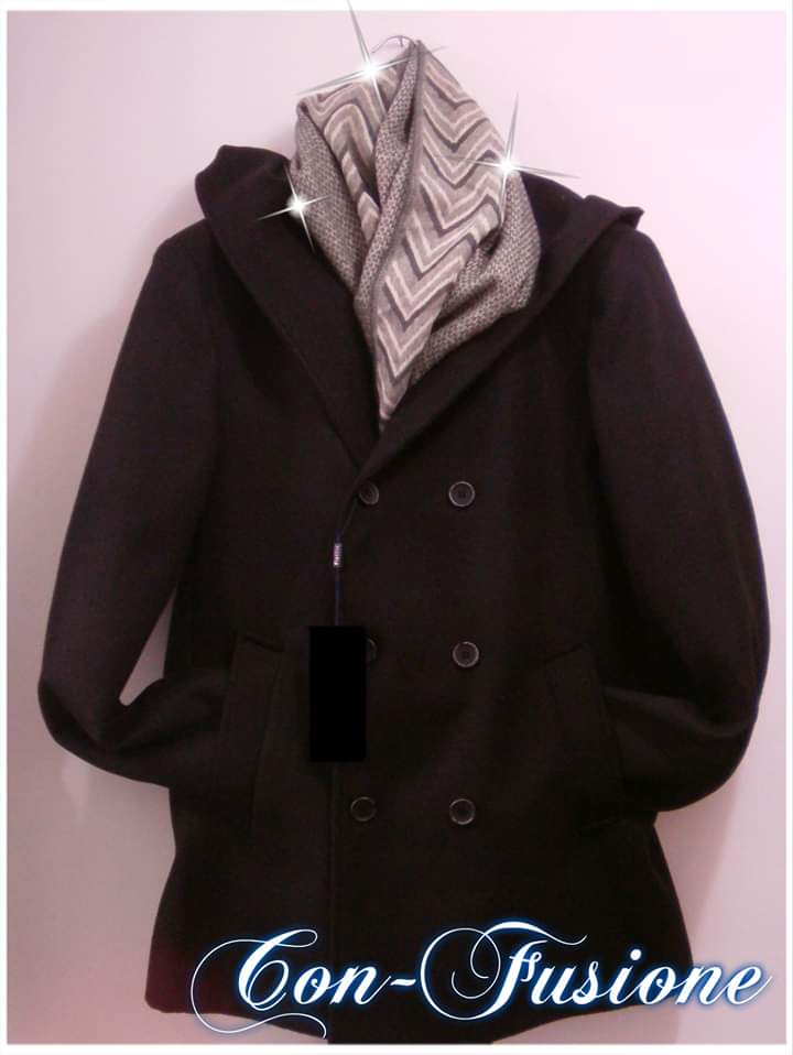 CFusione's tweet image. Giacca nera con cappuccio a soli 137€. Taglie disponibili: 46-50-54