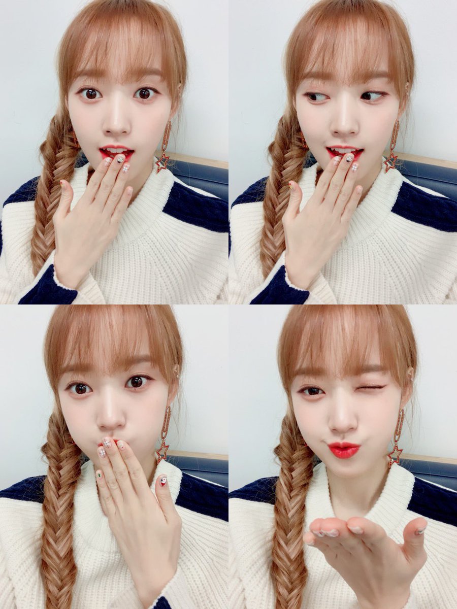 WekiMeki's tweet photo. 키링들 겨울 간식중에 뭐를 젤 좋아해요~?
전 요즘 붕어빵이 먹구 싶더라구요 히히
사실 제손에는 산타 모자쓴 붕어빵이 있어요🤪어디있게요~? #🌱 #붕어빵 #겨울간식 https://t.co/rLoqiSVk6j