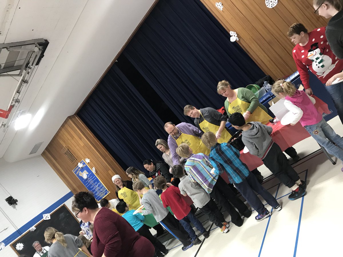 kinder_kings's tweet photo. Thank you to all the volunteers that put together another amazing Christmas Dinner. We truly appreciate everything that you do for KG! #lkdsb #christmasdinner #kingeorge https://t.co/4iw7tnrLXN