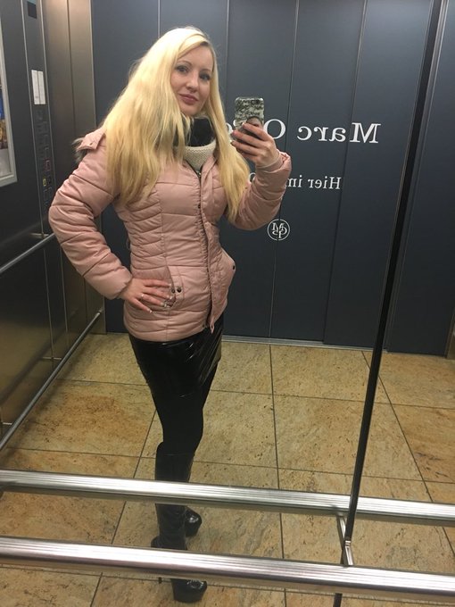Weihnachtsmarkt war wieder mal sch&ouml;n nun geht&rsquo;s heim 😍 na hat mich jemand gesehen ? #weihnachtsmarkt<a href="/tag/blond"class="tags"><span>#blond</span></a><a href="/tag/sexy"class="tags"><span>#sexy</span></a><a href="/tag/camgirl"class="tags"><span>#camgirl</span></a><a href="/tag/weihnachtsmarkt"class="tags"><span>#weihnachtsmarkt</span></a><a href="/tag/lack"class="tags"><span>#lack</span></a><a href="/tag/weihnachten"class="tags"><span>#weihnachten</span></a>