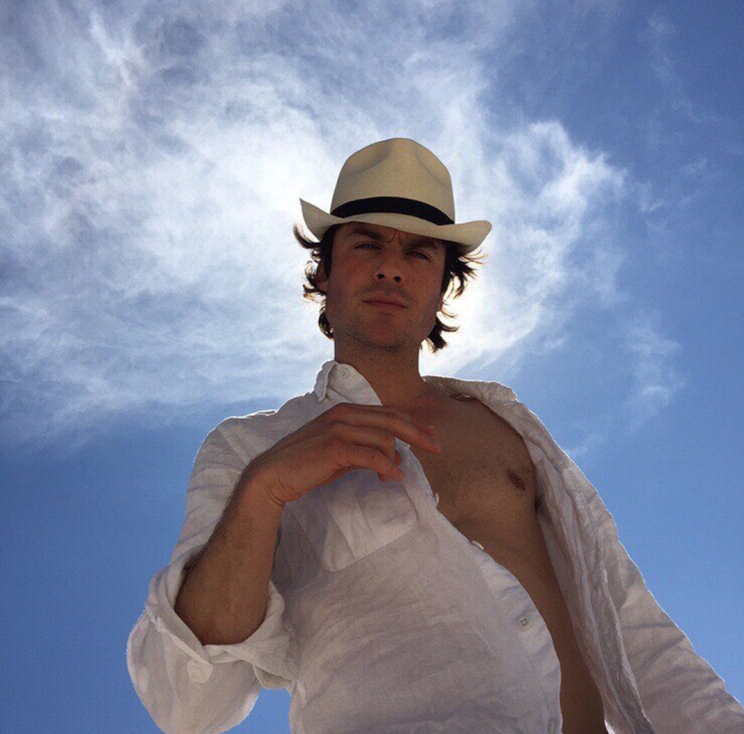 WhiteWolf_14's tweet photo. Whoa love this pic 😍🔥❤🔥😍#SoDamnHot https://t.co/gLle8vikO5