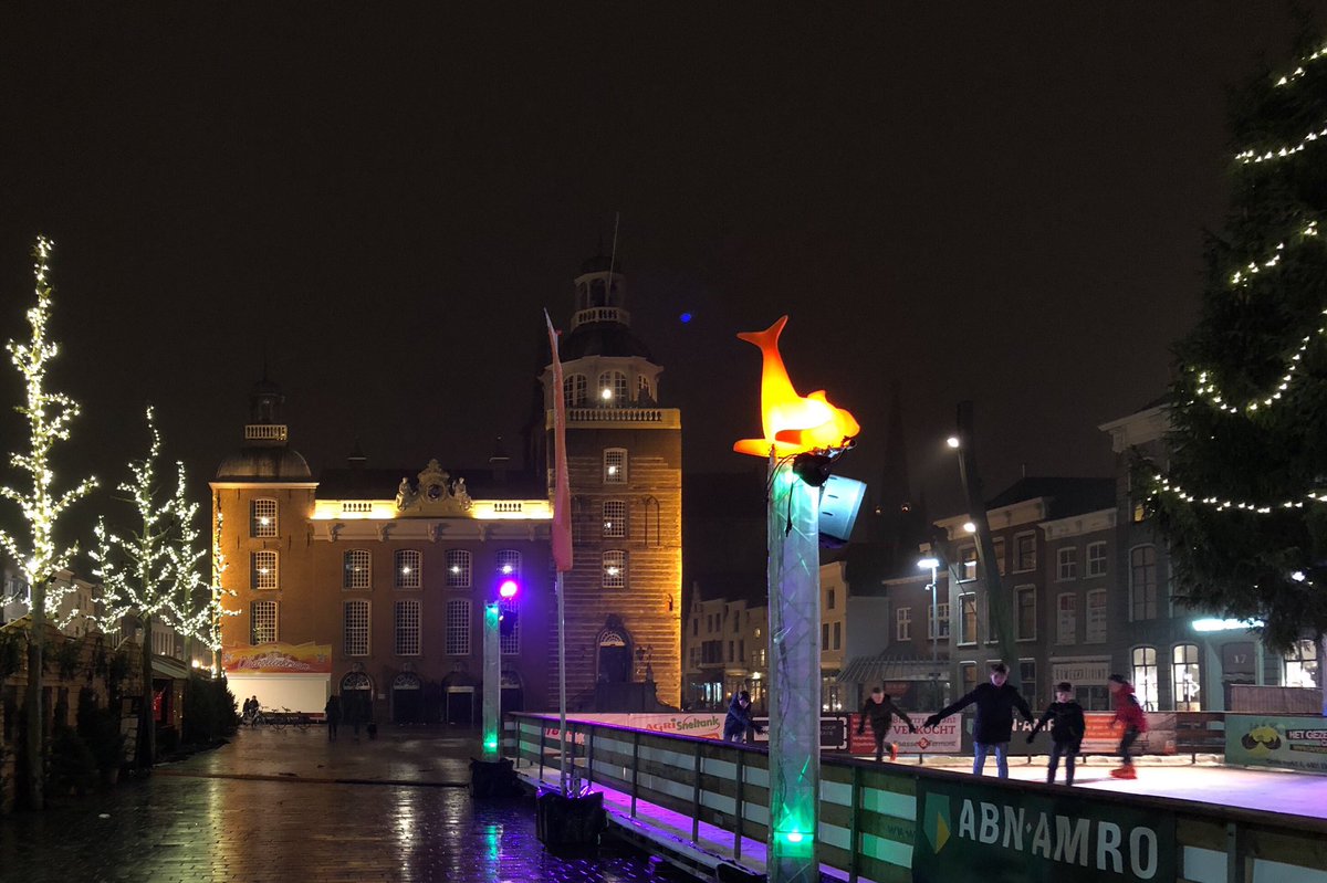 StichtLicht's tweet photo. Schaatsen in kerstsfeer op de Grote Markt in Goes. Met onze spiegelbollen weer in het stadhuis. Dankzij financiële steun van @Goesisgoes https://t.co/ETEjJVl1A2