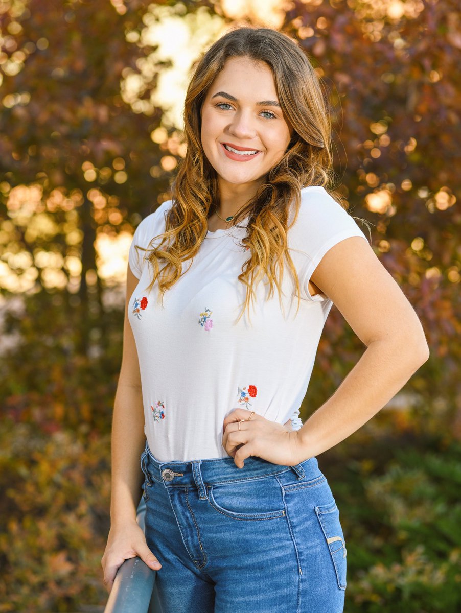 aveeess's tweet image. 18 🥳 #seniormonday :-)