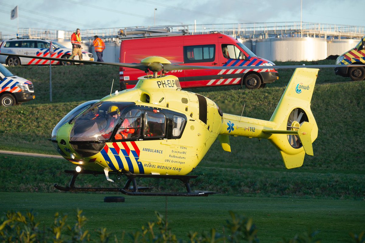 Tazmanianroy's tweet photo. De #lifeliner2 terplaatse #groenedijk #Traumaheli #cay #capelle #CAPELLEAANDENIJSSEL #phelp #mmt #mobielmedischteam #ongeval https://t.co/lmd9bAhq7x