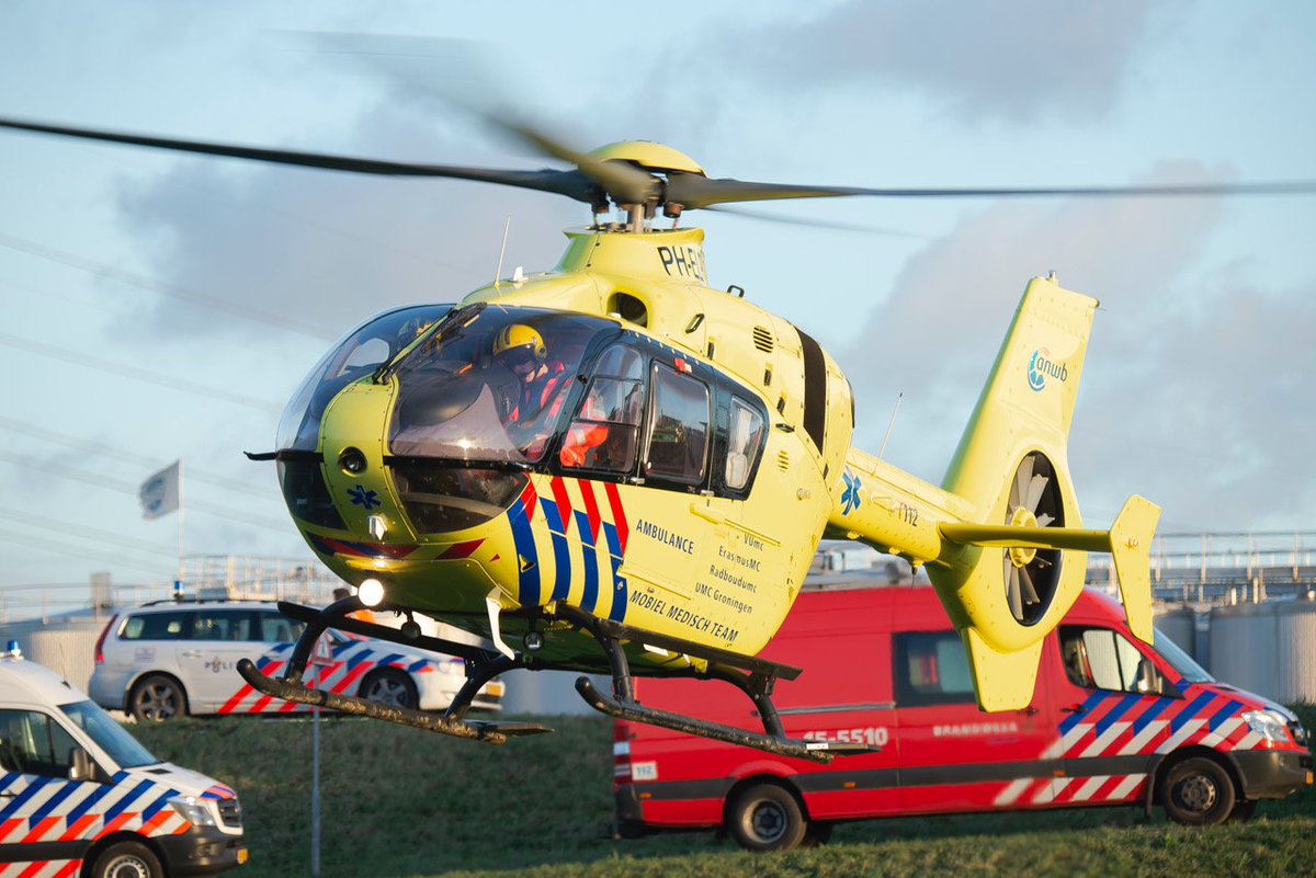 Tazmanianroy's tweet photo. De #lifeliner2 terplaatse #groenedijk #Traumaheli #cay #capelle #CAPELLEAANDENIJSSEL #phelp #mmt #mobielmedischteam #ongeval https://t.co/lmd9bAhq7x