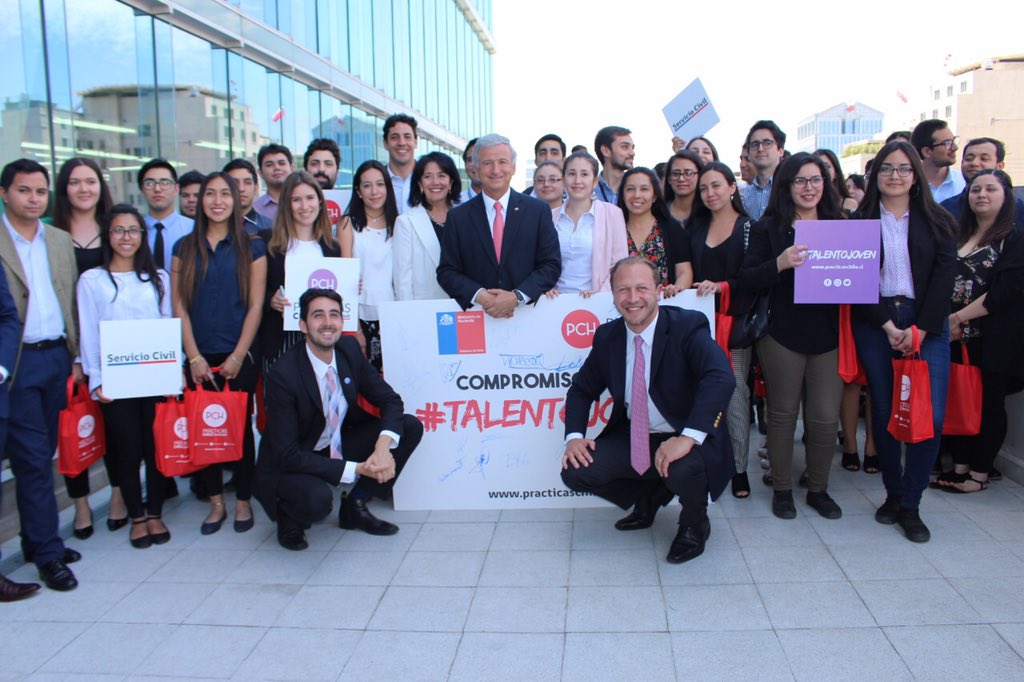PracticasChile's tweet photo. ¡Tu talento también puede estar en servicio del Estado! Hoy firmamos nuestro compromiso con el #TalentoJoven 
Postula a una práctica profesional en ministerios e instituciones públicas en https://t.co/gnfowXFeLX. https://t.co/EvZkH8hQ9N