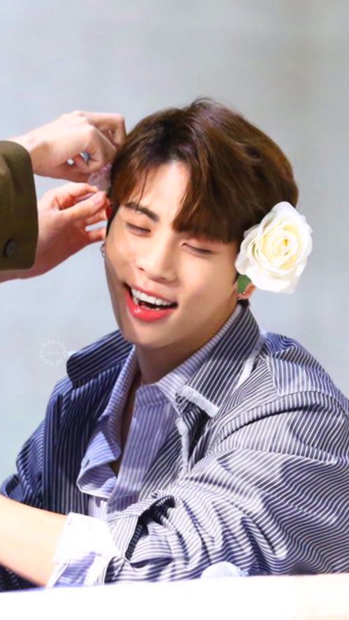 pretty4tae's tweet photo. We love you Jonghyun, gone but never ever forgotten https://t.co/82Z2mboVKV