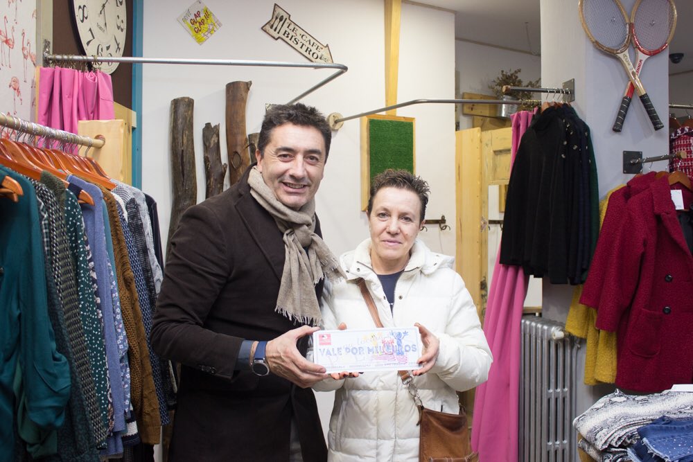 crucerocompras's tweet photo. Hoy hemos entregado uno de los 5 premios de vales de compra del sorteo de los 3000€. 
Enhorabuena!! 
Mañana conoceremos a más ganadores😉 https://t.co/MAEm6wRPgi