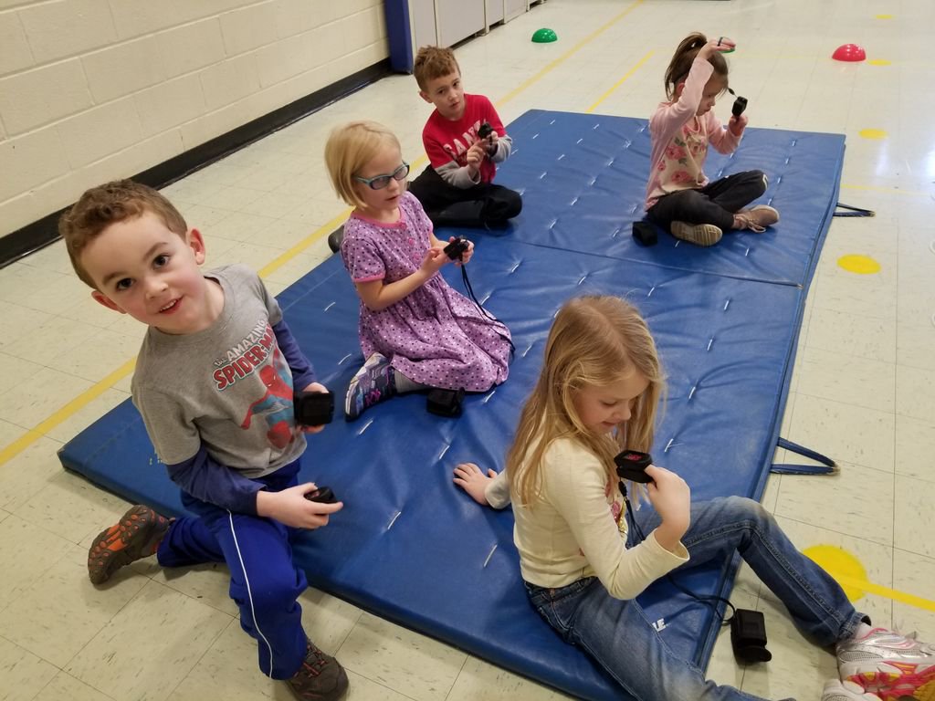 SMFSchools's tweet photo. Take a peek into the Highland P.E. Class as students learn to use pulse oximeters in class! How cool is that?! #StudentsLovedIt #PhysEd4Life #True2Stow https://t.co/KYXIrmSscR