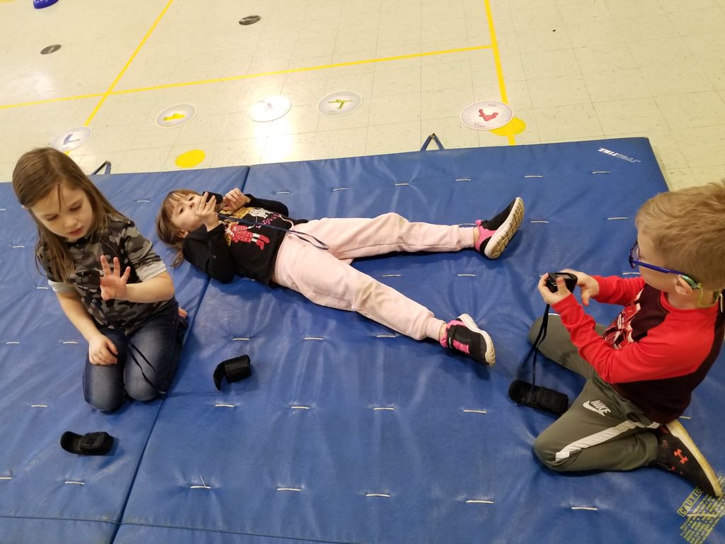 SMFSchools's tweet photo. Take a peek into the Highland P.E. Class as students learn to use pulse oximeters in class! How cool is that?! #StudentsLovedIt #PhysEd4Life #True2Stow https://t.co/KYXIrmSscR