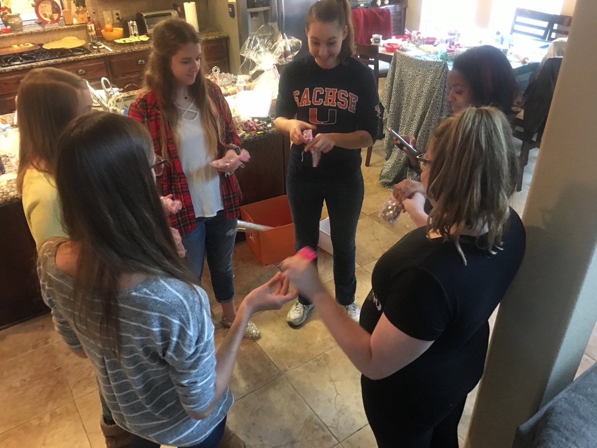 SHS_DOLLS's tweet photo. Baking cookies from scratch, tedious decorating, wrapping and delivery. ✅
From writing heartfelt notes to a surprise gift exchange, we had a blast! Thank you Tiffany for allowing us to use your home. https://t.co/ceHqCl7bFj