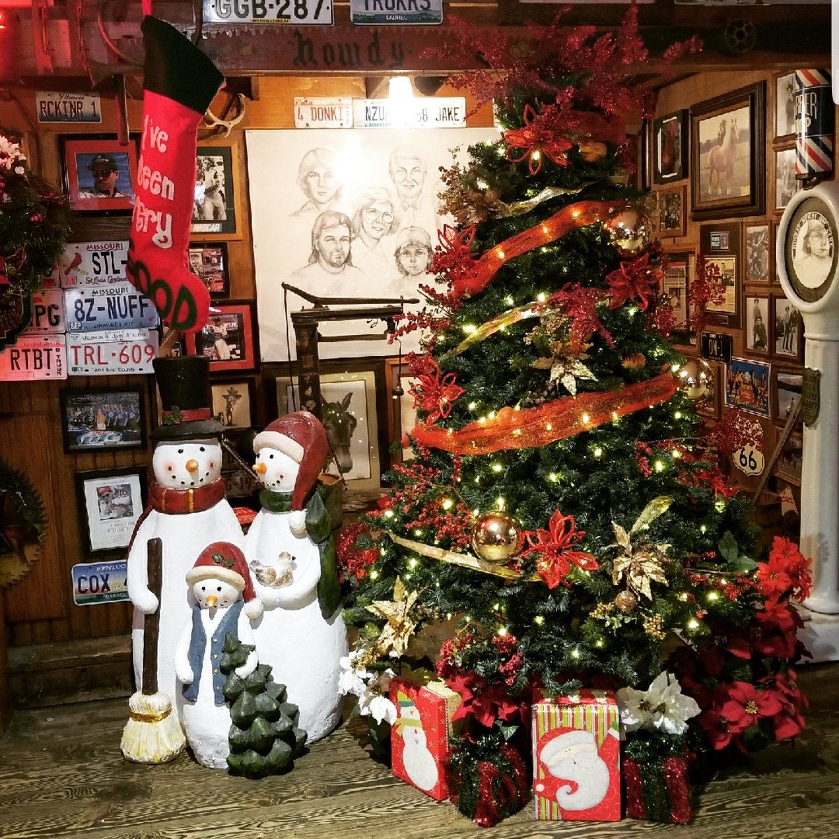 LCSikeston's tweet photo. We will be closed Christmas Eve and Christmas Day so our coworkers can spend these days with their family! https://t.co/V0JvGJdjO0