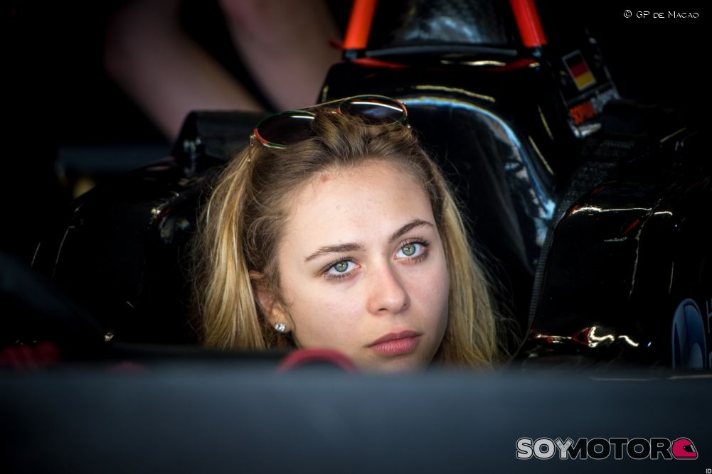 SoyMotorCoches's tweet image. .@SophiaFloersch y su inverosímil recuperación tras Macao: &quot;Podré volver a un coche en febrero o inicios de marzo&quot; - bit.ly/2CjgGgi #MacaoGP #FormulaEM