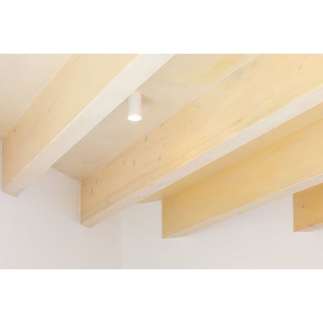 MaackArchitects's tweet photo. We love a timber interior. Detail of our Wedge House ceiling meeting the top of a curved wall, with exposed Glulam structure and Birch-faced ply in between. #timberinteriors #naturalmaterials #naturallight #wellbeing #woodinterior #woodinteriordesign #ma… https://t.co/ACYWyww8eQ https://t.co/T5bSbSthEl